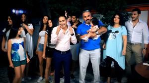 Sile, cu nepotica lui dar si cu restul familiei, in curtea casei