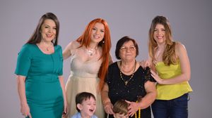 Mama Elenei, Marioara Man Gheorghe, bunica artistei si sora acesteia, Ana joaca, alaturi de Nicholas (stanga) si Lucas, in ultimul clip al solistei