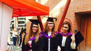 Anca (prima din dreapta) a sarbatorit absolvirea facultatii alaturi de alte doua colege