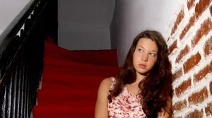 Adolescenta pozeaza lasciv pe niste scari