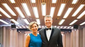 Rochia purtata de Carmen Iohannis va fi scoasa la vanzare