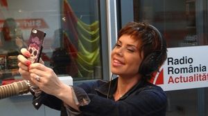 Pana de curand, Luminita Anghel isi purta parul tuns scurt si drept
