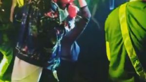 Tanara isi infige mana in parul lui Smiley