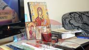 Casa lui Darta e plina de icoane, carti de rugaciuni si simboluri crestine