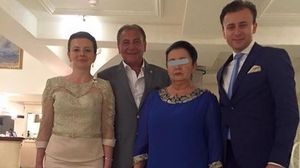 Nicolae Furdui-Iancu si sotia, incadrati de cei doi copii