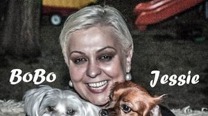 Monica Anghel cu doi dintre catelusii sai