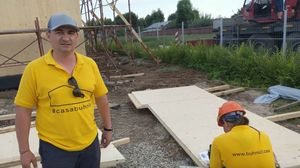 George supravegheaza indeaproape lucrul