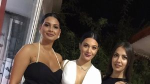 Roxana (stanga) si Betty (mijloc) sunt identice