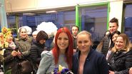 Elena Gheorghe a dat autografe intr-o florarie