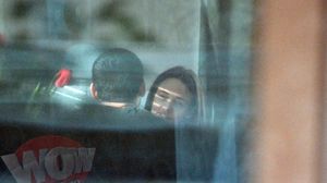 Andreea Raicu, zambeste si-si priveste gales partenerul de masa