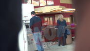 Barbatul s-a dus la un bancomat ca sa scoata bani