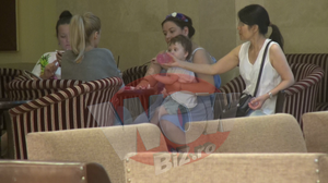 In timp ce micuta sta in bratele Oanei Roman, bona sa vietnameza ii da sa bea apa