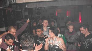 Uite-o pe Mihaela cantand la o petrecere