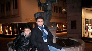 Babi Minune (stanga) si impresarul s-au plimbat pe strazile din Stuttgart