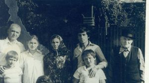 Niculina (in randul de sus, insarcinata, imbracata in alb) si Vasile Turcu, acasa la rudele femeii