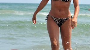 Politiciana s-a hotarat sa tina dieta la inceputul verii si dupa cateva saptamani se afisa cu un trup de vis pe litoral