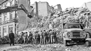 Seismul din 1977 a facut mii de victime dupa ce zeci de cladiri s-au prausit. Cel mai multe victime au fost in Capitala