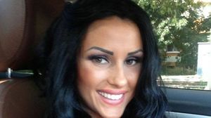 Bruneta avea buzele mult mai subtiri