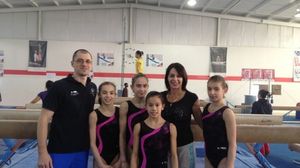 Asiana Peng (in fata), alaturi de Nadia si de colegele sale de la lotul de gimnastica