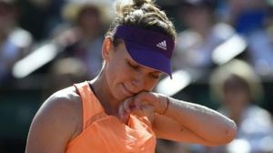 Simona Halep are probleme si pe teren