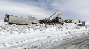 Accident terifiant. Peste o sută de mașini au fost implicate. Trei oameni au murit