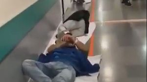 Din lipsă de spațiu, pacienții infectați cu coronavirus dorm pe holuri