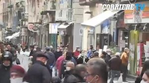 Carantină tratată în batjocură la Napoli. Străzi pline, după ce mii de oameni au ieșit să se plimbe