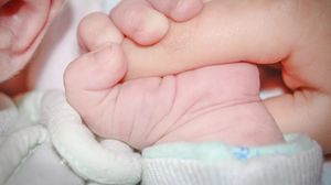 Un al treilea bebeluş şi mama lui au infectaţi cu coronavirus