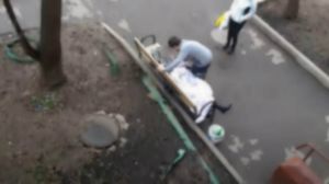 O femei, găsită moartă pe o bancă după ce s-a testat 