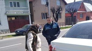 Bătrână de 78 de ani, urcată în mașina de poliție!Motivul interventiei