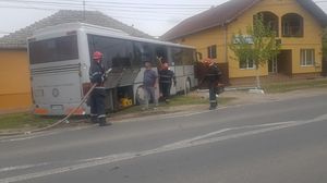 Accident rutier cu peste 20 de persoane implicate. Un autobuz a intrat într-o casă din Timiș