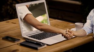 6 greseli de distantare sociala care te pun in pericol de infectare cu coronavirus