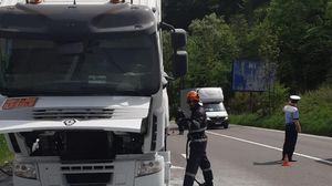 Incendiu periculos pe DN1! O cisternă cu 30 de tone motorină şi benzină a luat foc