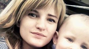 O mamă și-a închis copiii în casă, timp de 9 zile, și a plecat în vacanță cu iubitul! Este groaznic cum au fost găsiți