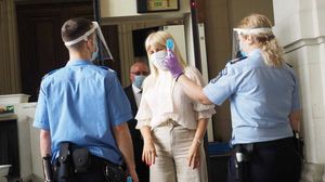 Elena Udrea, din nou la tribunal! Ce a fost nevoită să facă ca să intre în sala de judecată?