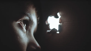 Copil de șase ani, abuzat sexual de propria mamă, o româncă din Italia! Îi arunca resturi de mâncare pe jos și îl obliga să o privească în timp ce se prostitua 