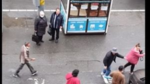 VIDEO. Femeie în scaun cu rotile, agresată în plină stradă. Agresorii au trântit-o la pământ