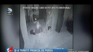 Imagini șocante! Momentul în care italianca își trântește bebelușul