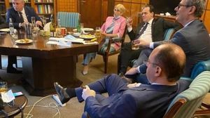  FOTO Ludovic Orban, surprins la țigară alături de miniștri