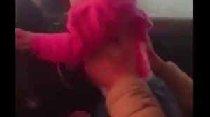 Imagini șocante! Bebeluș filmat la volanul unei mașini. Inconștiența tatălui s-ar fi putut termina într-o tragedie