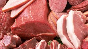 Carne toxică. Cum recunoşti carnea expirată şi mezelurile toxice