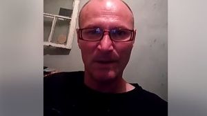 El este bărbat de 45 de ani care și-a incediat iubita de 17 ani! Bărbatul mai are 5 crime la activ și tocmai ce a fost eliberat condiționat