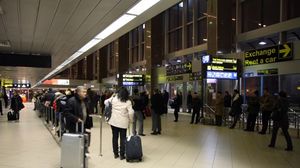 Reguli noi pentru românii care se întorc din străinătate! În ce condiții nu se impune carantina sau izolarea?