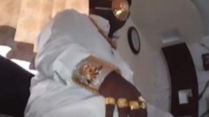 Aroganță fără margini! Un indian se apără de coronavirus cu o mască de aur. „Oamenii îmi cer să fac selfie cu ei"