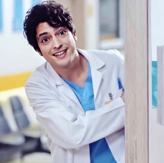 Cati ani are Taner Olmez, protagonistul serialului turcesc "Doctorul minune" si cum arata sotia lui - Vimarsana News