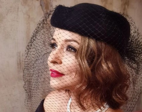 Asemănarea dintre ele este izbitoare! Pe una o vedem la televizor, iar cealaltă a preferat să stea departe de lumina reflectoarelor. Cum arată și cu ce se ocupă sora Andreei Marin - Vimarsana News