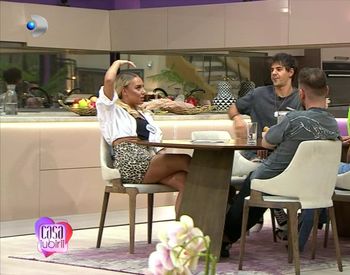 După ce Bianca i-a spus adio, Adrian trece la pasul următor: ”Alexandra ești o persoană foarte mișto și vreau să te cunosc mai mult”. Urmăriți o nouă ediție ”Casa Iubirii”, luni, 18 iulie, de la 10:00 și de la 16:30, la Kanal D