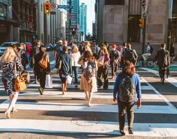 Problemele &icirc;nt&acirc;mpinate de rom&acirc;nii care au lucrat &icirc;n străinătate și care vor să iasă la pensie. Din lipsa unui sistem digitalizat, problemele vor continua să crească