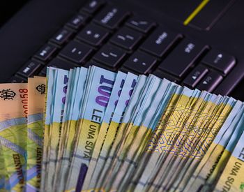 Rom&acirc;nii ar putea primi vouchere pentru facturile la energie și pentru lemne de foc. Cum se va intra &icirc;n posesia banilor