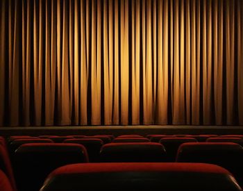 C&acirc;t trebuie să scoți din buzunar pentru un bilet la teatru sau operă